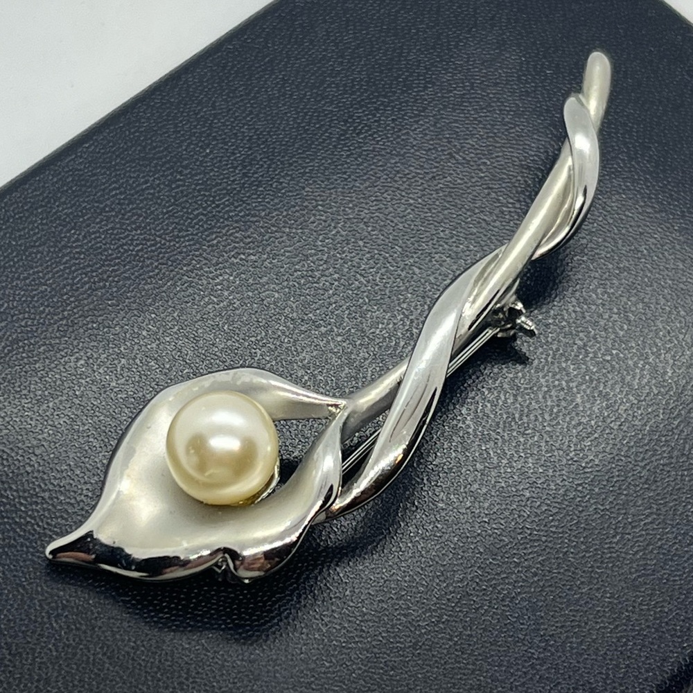 Silver tone faux pearl vintage flower brooch pin - Picture 4 of 11